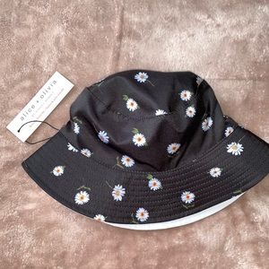 NWT Alice + Olivia Reversible Bucket Hat 🌟